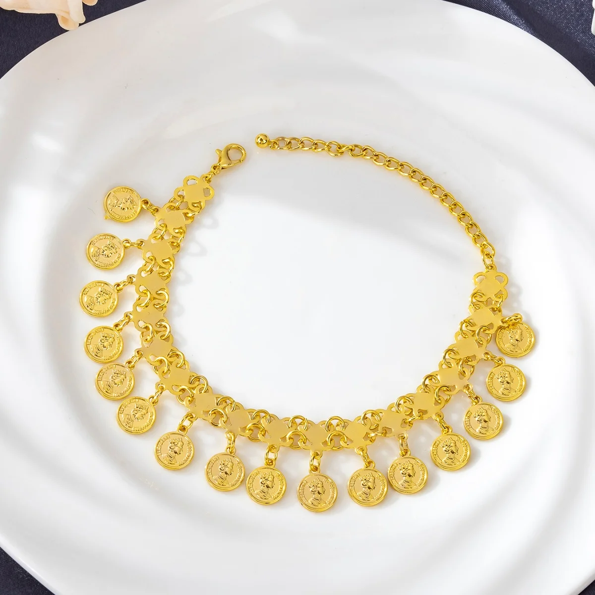 Модный золотой браслет ручной работы с бахромой в стиле ретро в этническом стиле. Арабский роскошный придворный стиль. Подходит для ношения на вечеринках и Модный золотой браслет ручной работы с бахромой в стиле ретро в этническом стиле. Арабский роскошный придворный стиль. Подходит для ношения на вечеринках и