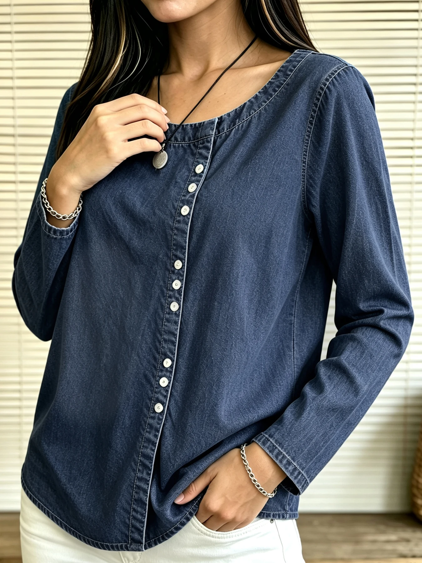 Minimalist-style diagonal-button denim shirt; loose fit, dropped-shoulder design, long-sleeve denim shirt; non-stretch