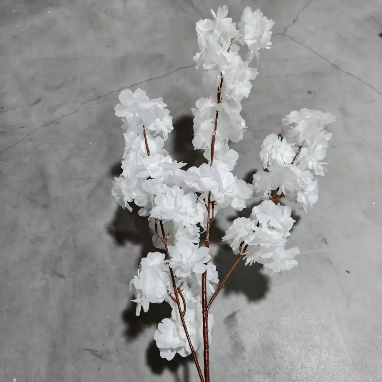 100 Stück Weiße Seiden-Kirschblütenzweige Künstliche Sakura-Blumen für Hochzeitsbogen Hintergrund Party Event Zeremonie Dekoration – Detail 4