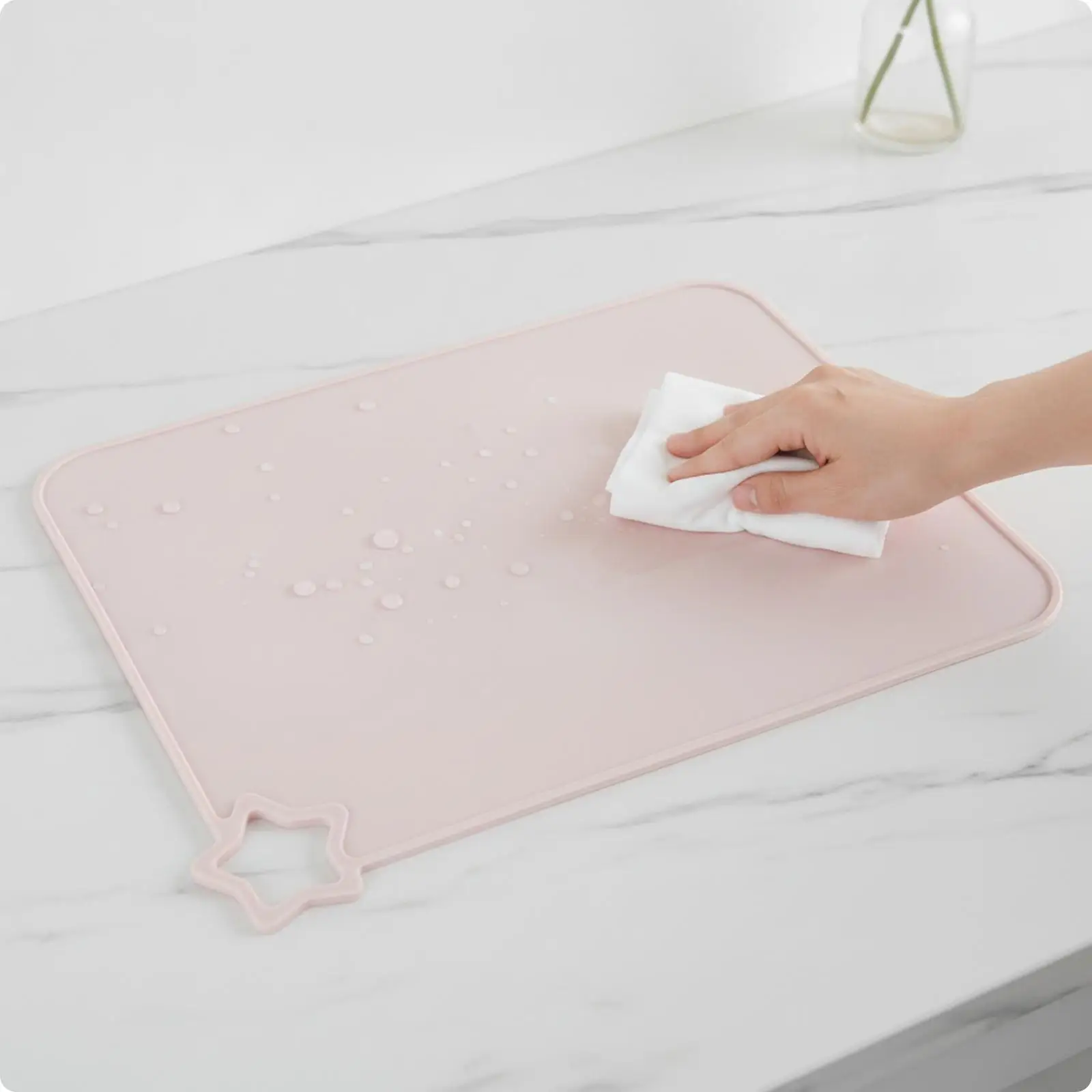 赤ちゃん用のシリコン製テーブルマット。角にタブが付いており、汚れがつきにくく、簡単に清掃でき、屋外での使用にも適しています。