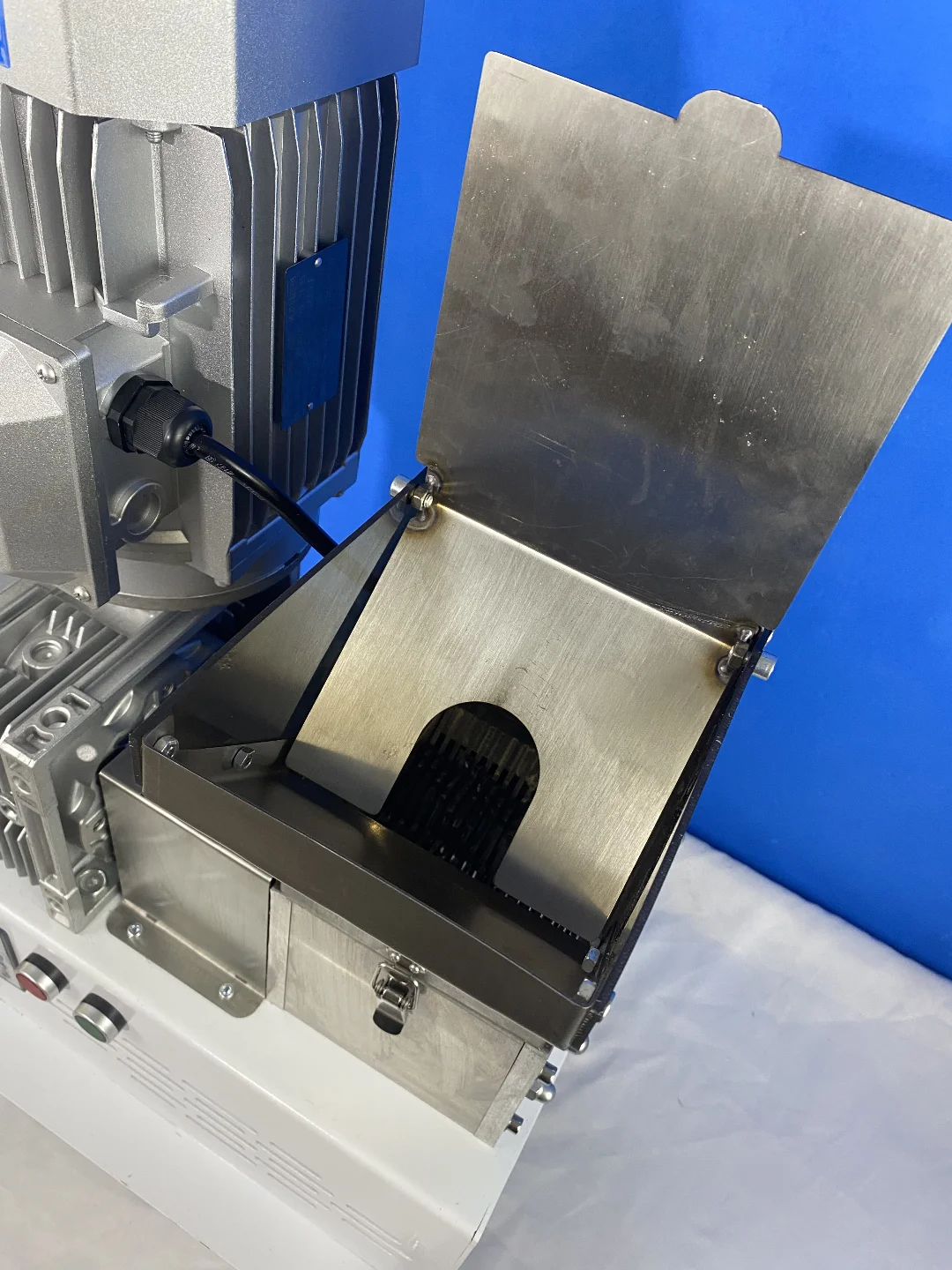 ماكينة تقطيع بلاستيك 220 فولت مناسبة للزجاجات البلاستيكية ومواد الطباعة ثلاثية الأبعاد PP PE ABS PLA PVC