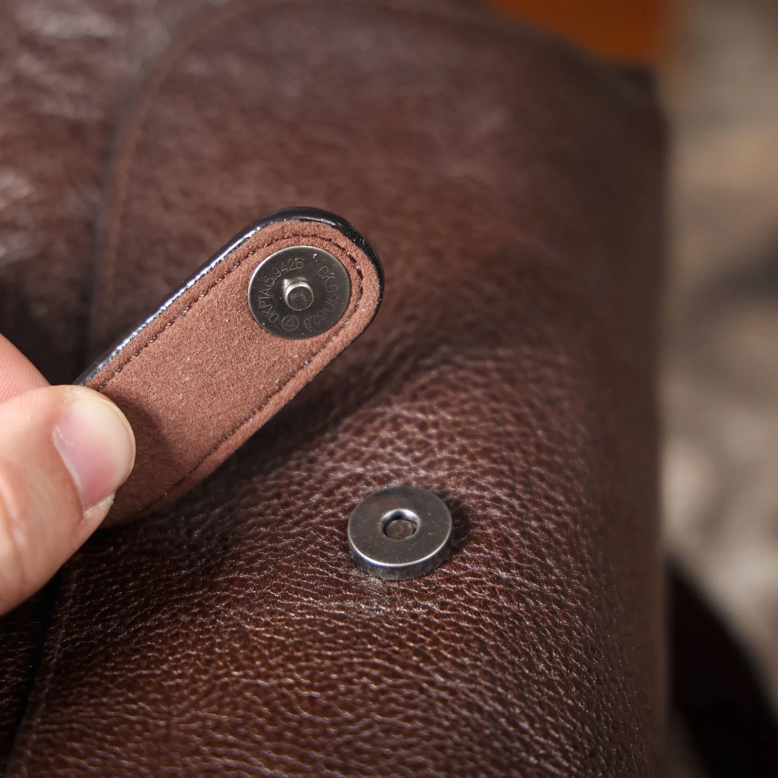 Echte Leder-Umhängetasche für Herren, Zylindertasche, schlicht, aus hochwertigem, pflanzlich gegerbtem Rindsleder, modisch und lässig – Detail 14