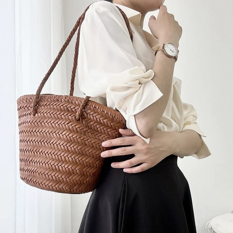 

2024 New Summer One Shoulder Brown Woven Bag Women Seaside Sle Retro Premium Genuine Leather Vegetable Basket