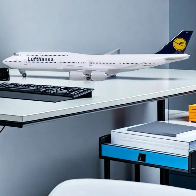 1/150 Airline 747 Plane Model B747 Lufthansa Airplane Model Toy Light and Wheel Landing Gear Plastic Resin Plane Model Gift Toys