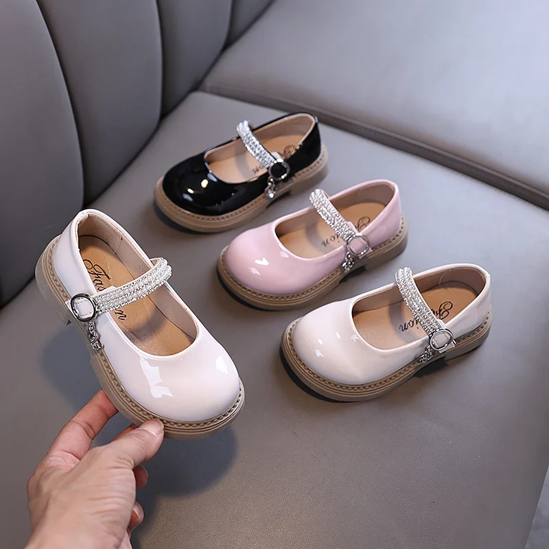 Sepatu Kulit Anak Perempuan 2025 Sepatu Putri Fashion Anak Baru Sepatu Flat Kasual Anak-anak Serbaguna Tari PU Mengkilap untuk Pesta Pernikahan