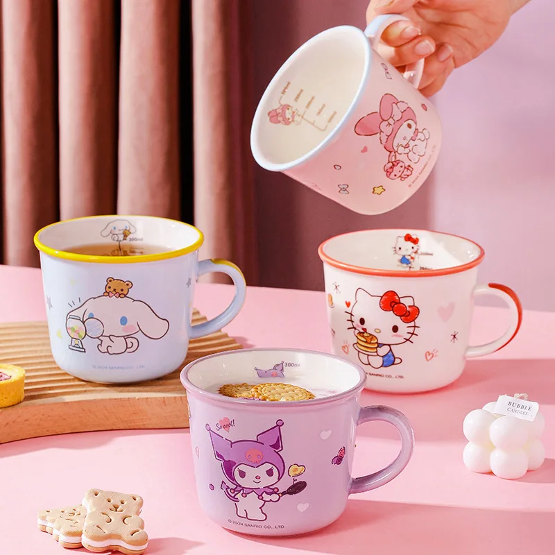 Sanrio การ์ตูน Hello Kitty ถ้วยน้ําน่ารัก Kuromi นักเรียนโฮมออฟฟิศขนาดกาแฟนมถ้วยเซรามิคเด็กถ้วยน้ําดื่มของขวัญ