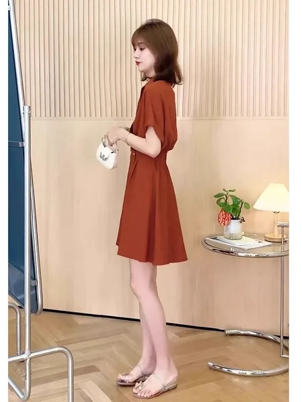 فستان نسائي راقٍ صيفي بتصميم جديد نحيف بأكمام قصيرة، فستان ميدي بقصة A يبرز الخصر، ياقة بولو بلون موحد