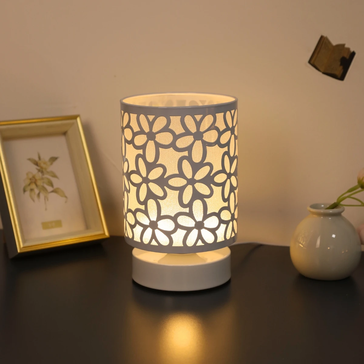 Creative design hollow LED night light, USB powered warm color light suitable for living room, party, bedroom decoration light