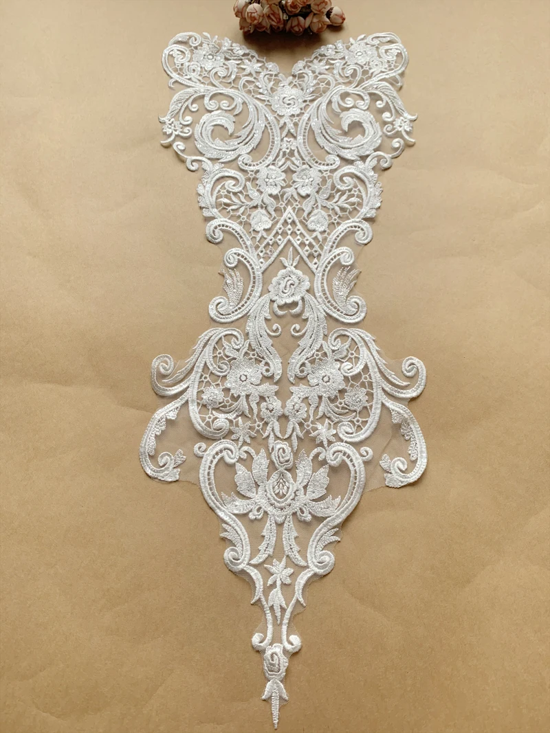 Europäischer Stil Paillettenbestickte Spitze, Pfirsichherz-Ausschnitt, Blumenapplikation, Hochzeitskleid-Dekorationszubehör, Weiß – Detail 3