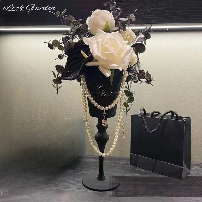 

Cold and elegant rose dining table, fake flower vase, simulated flower arrangement decoration, simple shooting props decoration