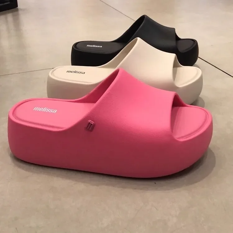 2025 NOVEDAD DE VERANO estilo Meryl zapatillas de plataforma de fondo grueso para mujer ropa de abrigo informal de moda zapatillas de pan Material de PVC