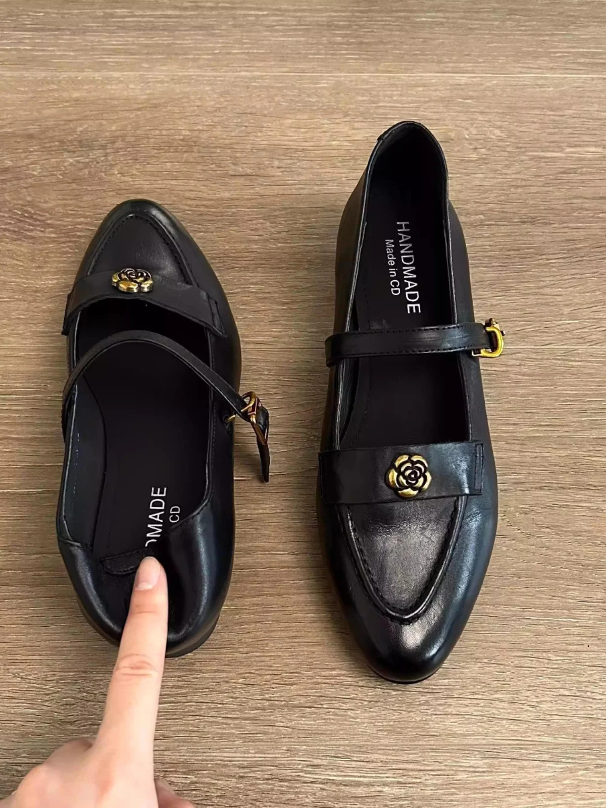 

Туфли Мэри Джейн из овчины с синим заостренным носком, без застежек, с цветочным узором, на резиновой противоскользящей подошве, модные