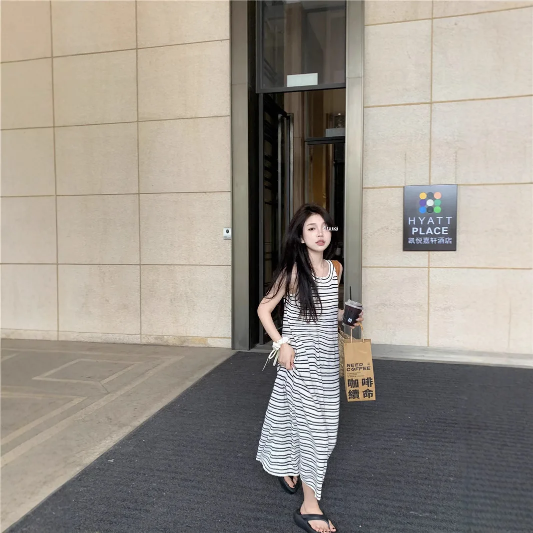 ลาย Camisole ถักชุดผู้หญิง 2025 ฤดูร้อนหลวมสบายๆเสื้อยืด Over-the-Knee Beach ชุดยาวอินเทรนด์