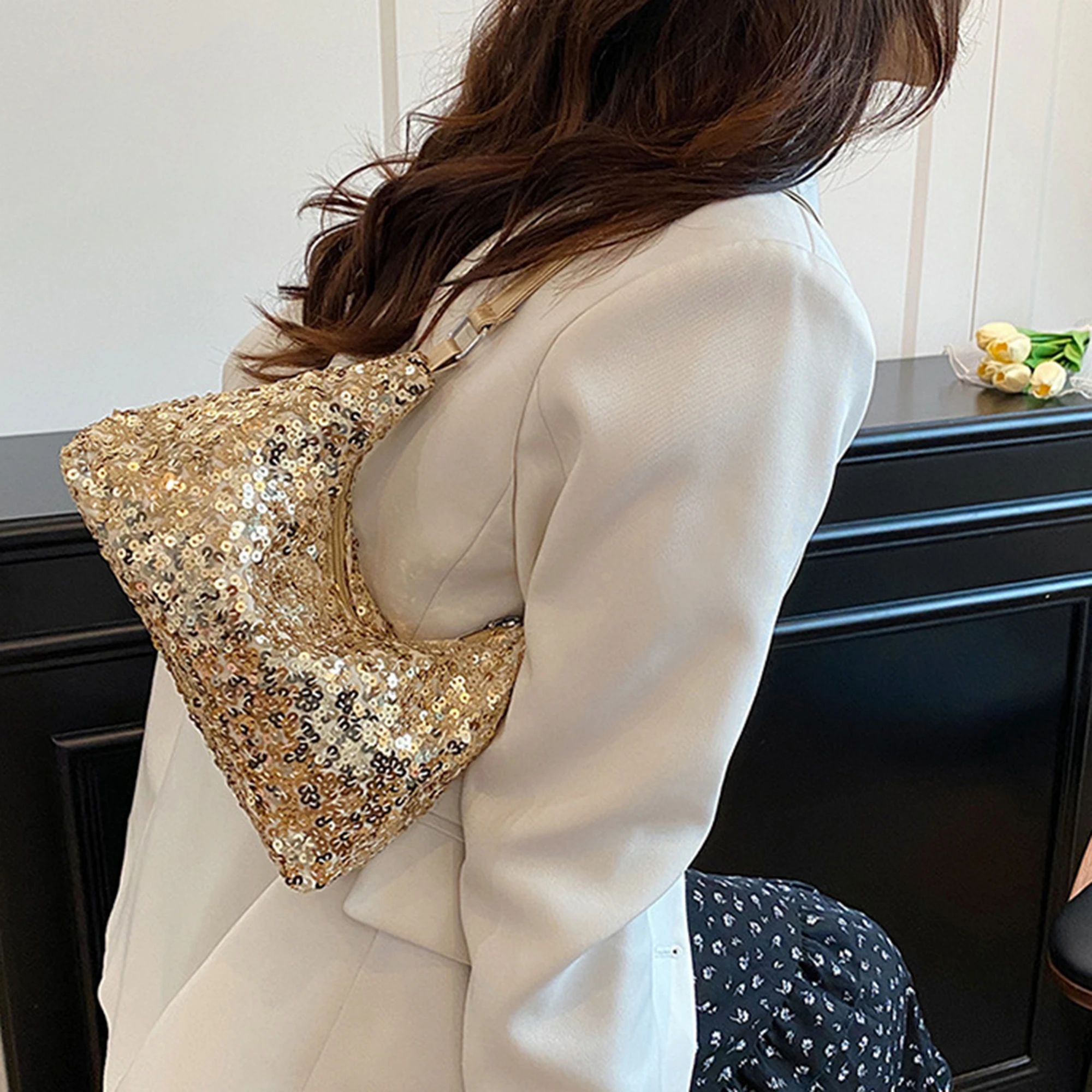 

Элегантная большая сумка с блестками и сверкающими деталями для стильных женщин на ходу — идеально подходит для работы, покупок и путешествий