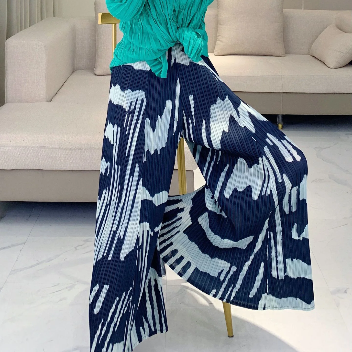

Miyake Pleated Wide-Leg Pants Women's High-Waisted Elegant Casual Versatile Skirt Pants Lightweight, Flowing, and Drapey Pants