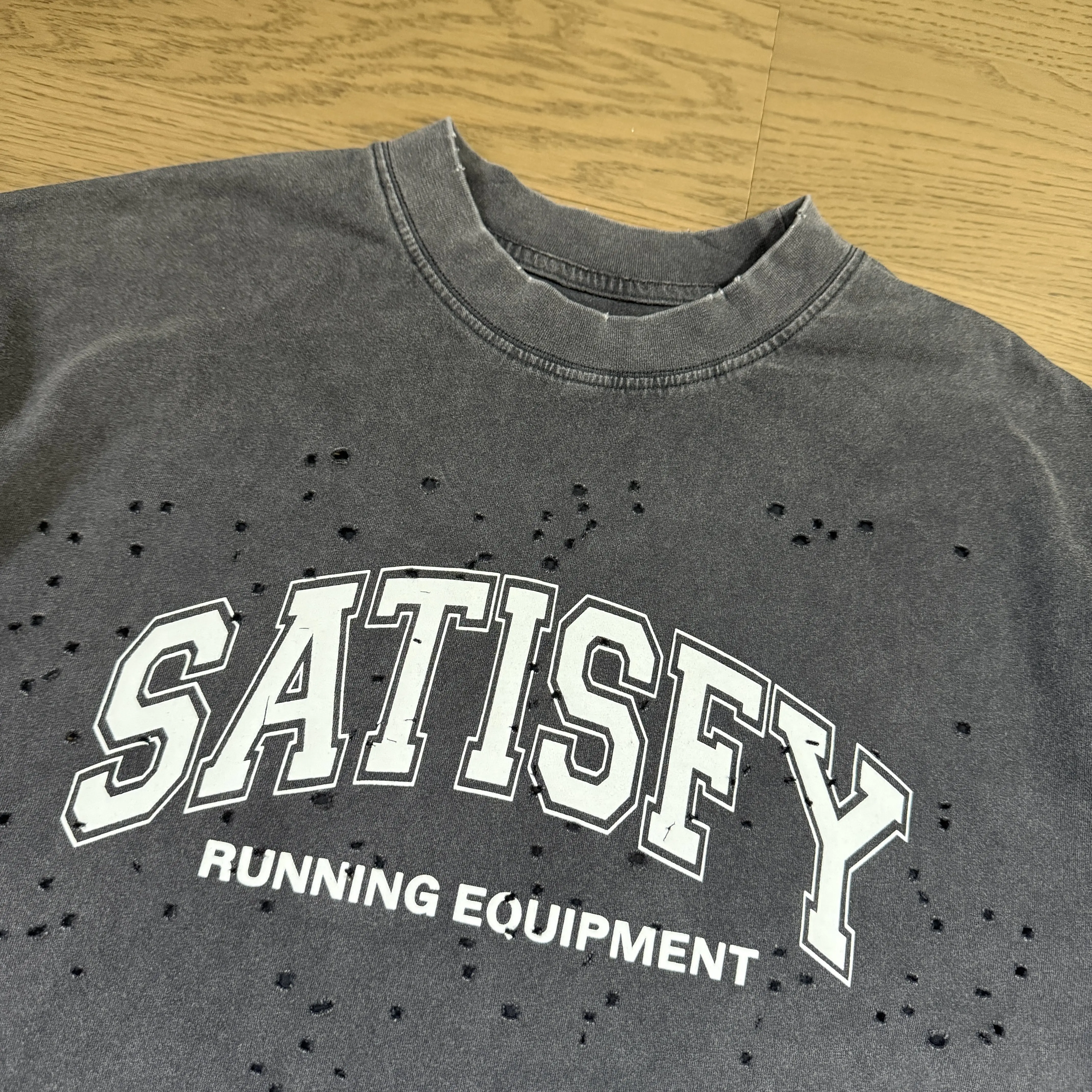 Satisfied Running American Retro Old and Erosive Washed Classic Hole Alphabet Printed Short Sleeve T-Shirt