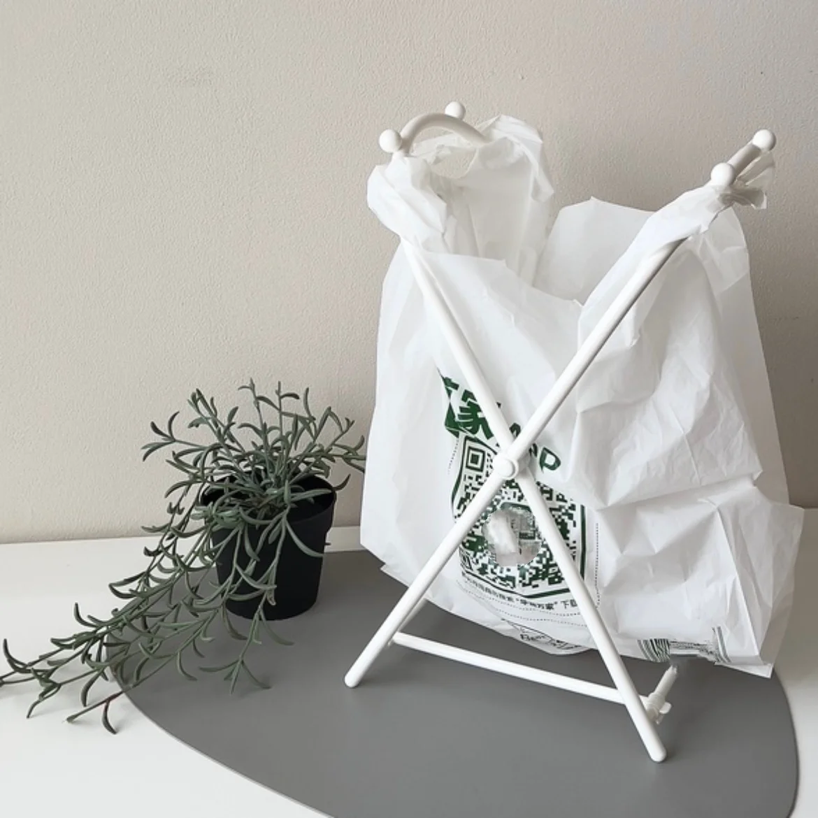 Folding garbage racks do not take up space trash cans