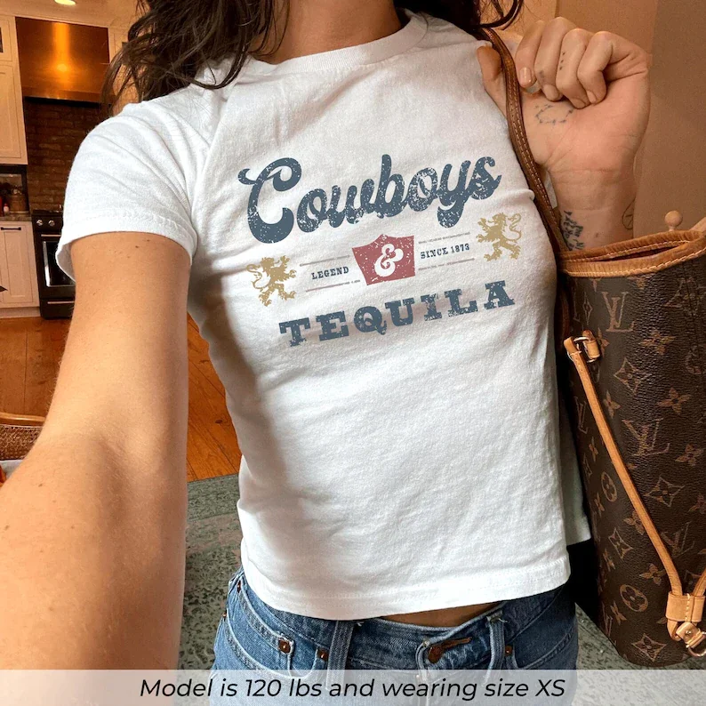 Cowboys & Tequila Baby Tee, Crop Top graphique Cowgirl, T-shirt Y2k, Esthétique vintage, Baby Tee