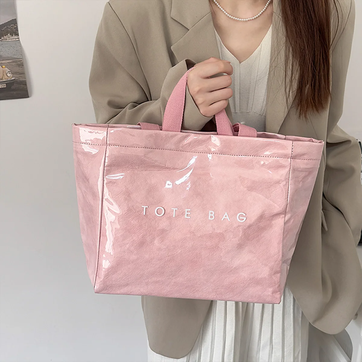

Fashion Kraft Paper Tote Bag Clear PVC Letter Print Zipper Large Capacity Water Resistant Versatile for Daily Commute Shopping