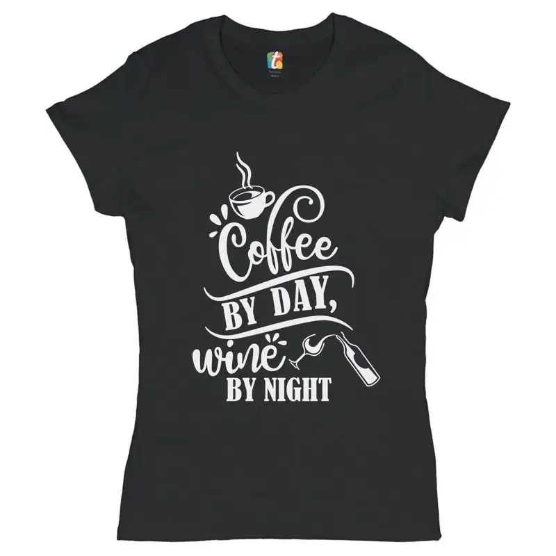 Coffee by Day Wine by Night Camiseta para mujer con cafeína y alcohol para beber