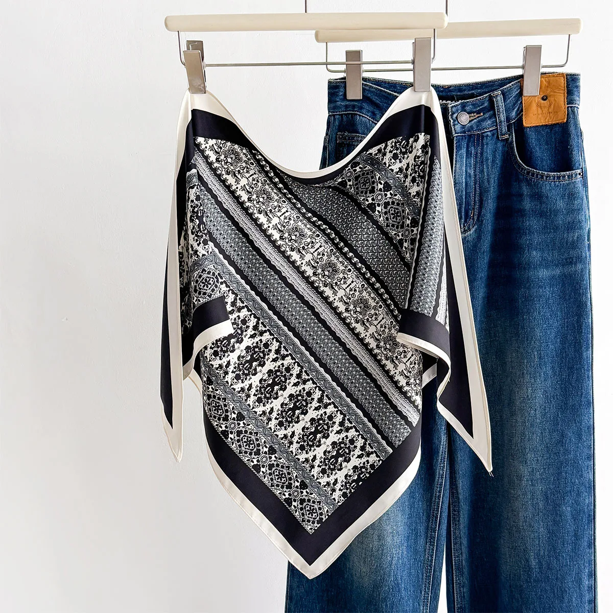 

New Luxury Print Triangle Scarf Summer Fashion Versatile Sun Protection Silk Scarves Shawl for Women Designer Hijab Shawl Poncho