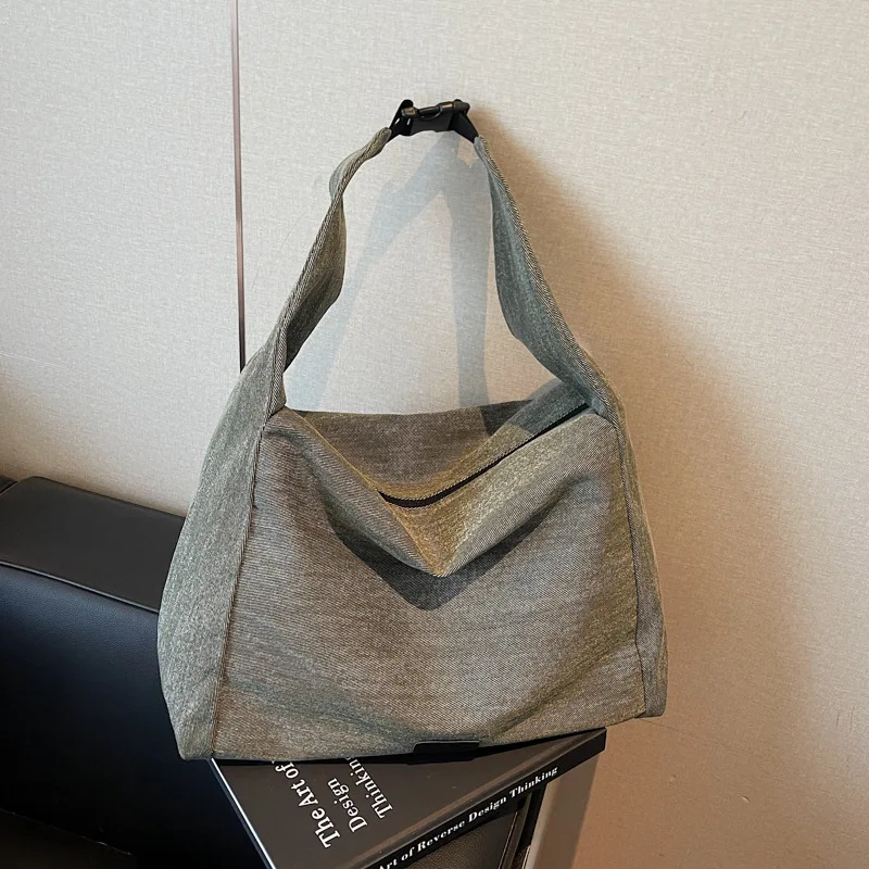 ​ ​ กระเป๋าโท้ทฤดูใบไม้ร่วงปี 2025 สำหรับนักศึกษาหญิง กระเป๋าผ้าแคนวาสขนาดใหญ่จุของได้มาก กระเป๋าสะพายไหล่สไตล์มินิมอลสำหรับไปโรงเรียน ใส่หนังสือได้ ​