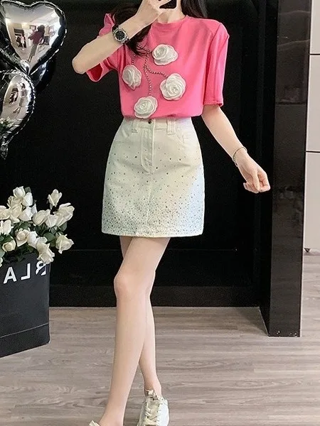 ชุดเซ็ตสองชิ้น เสื้อยืดลายดอกไม้ 3 มิติ ดีไซน์หรูหราเบาๆ สไตล์ทันสมัยสำหรับผู้หญิง พร้อมกระโปรงยีนส์ประกายวิบวับ