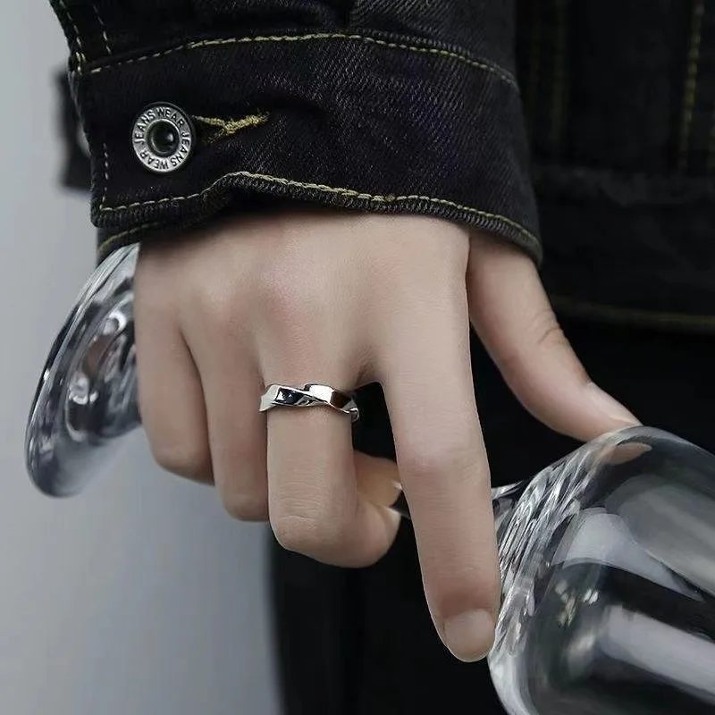 This is an Instagram trendy and niche design couple's ring with a retro, light luxury and high-end feel, adjustable