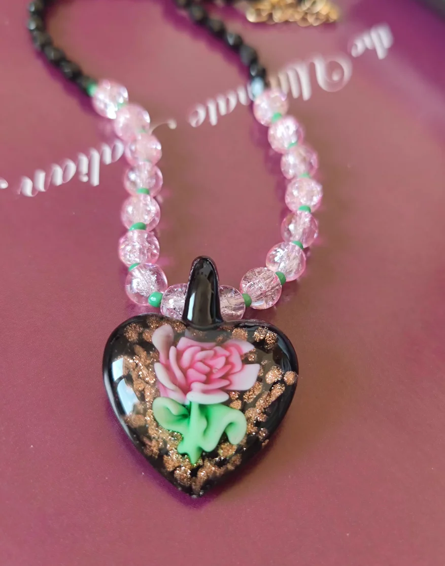 Collar de flores con incrustaciones de corazón de melocotón de cristal
