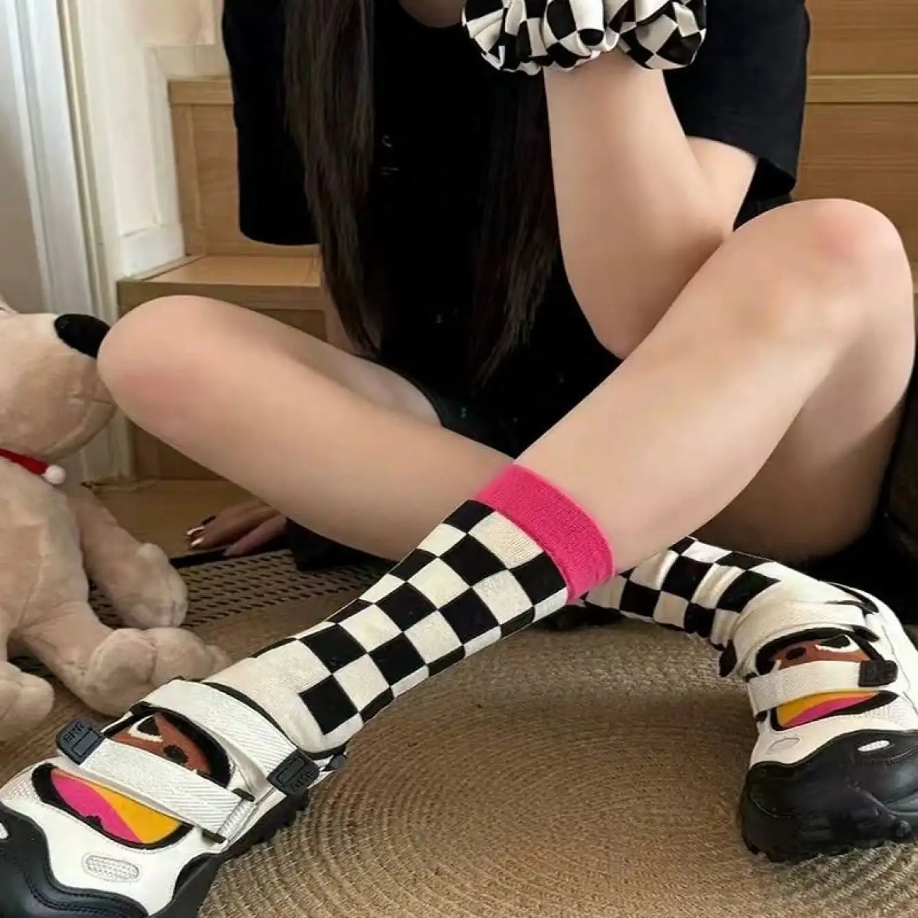 4 أزواج من جوارب الشطرنج باللونين الأبيض والأسود الجديدة لعام 2025، سلسلة الدب اللطيفة والغمزة الكرتونية، جوارب عصرية للنساء