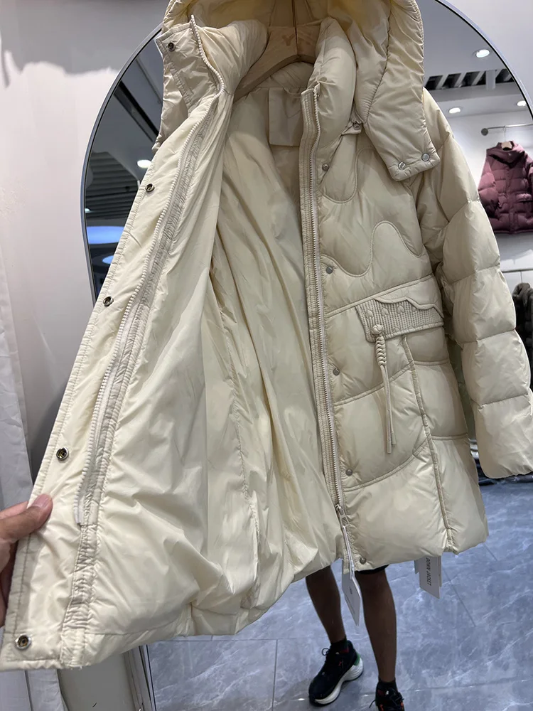 Koreaanse versie kant ontwerp mode witte eend donsjack met capuchon winter 2025, nieuwe dames effen middellange donsjas