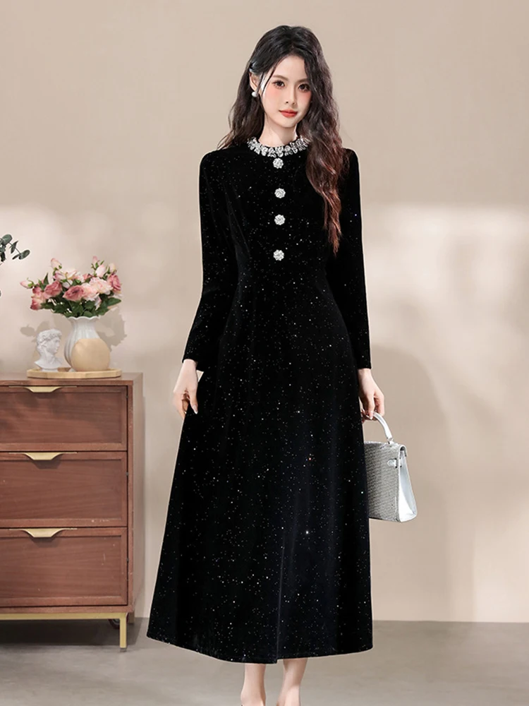 Elegancka, luksusowa, długa, czarna, błyszcząca sukienka wieczorowa na formalne okazje, odzież damska, moda damska, na imprezę, studniówkę, urodziny, vestidos retro.