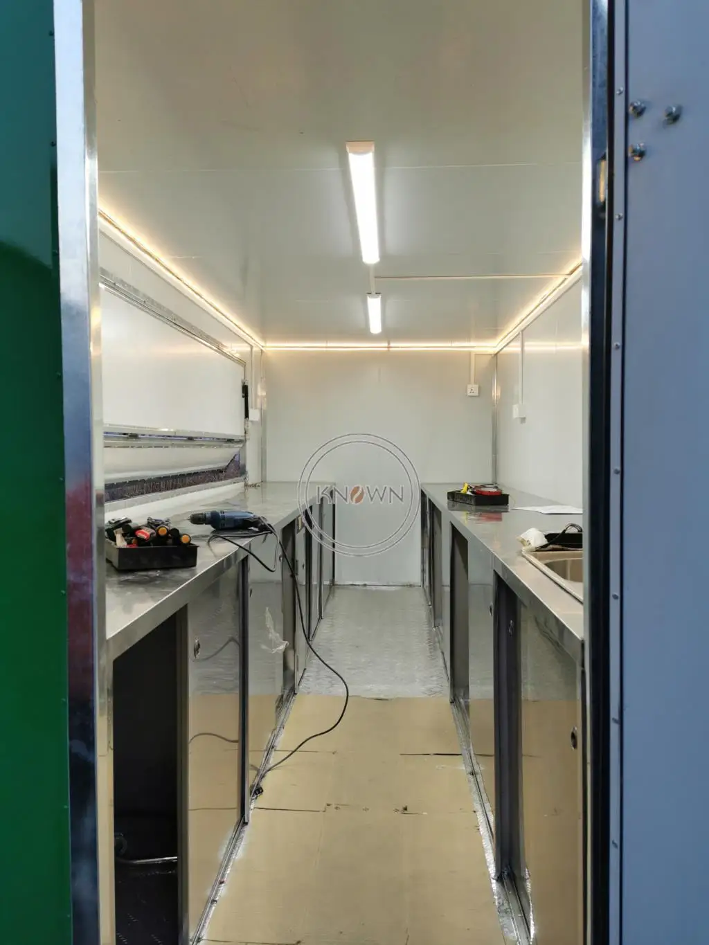 カラフルなトレーラーとトラック、モバイルフライヤー、フードカートトレーラー、米国、トップファッション、1年