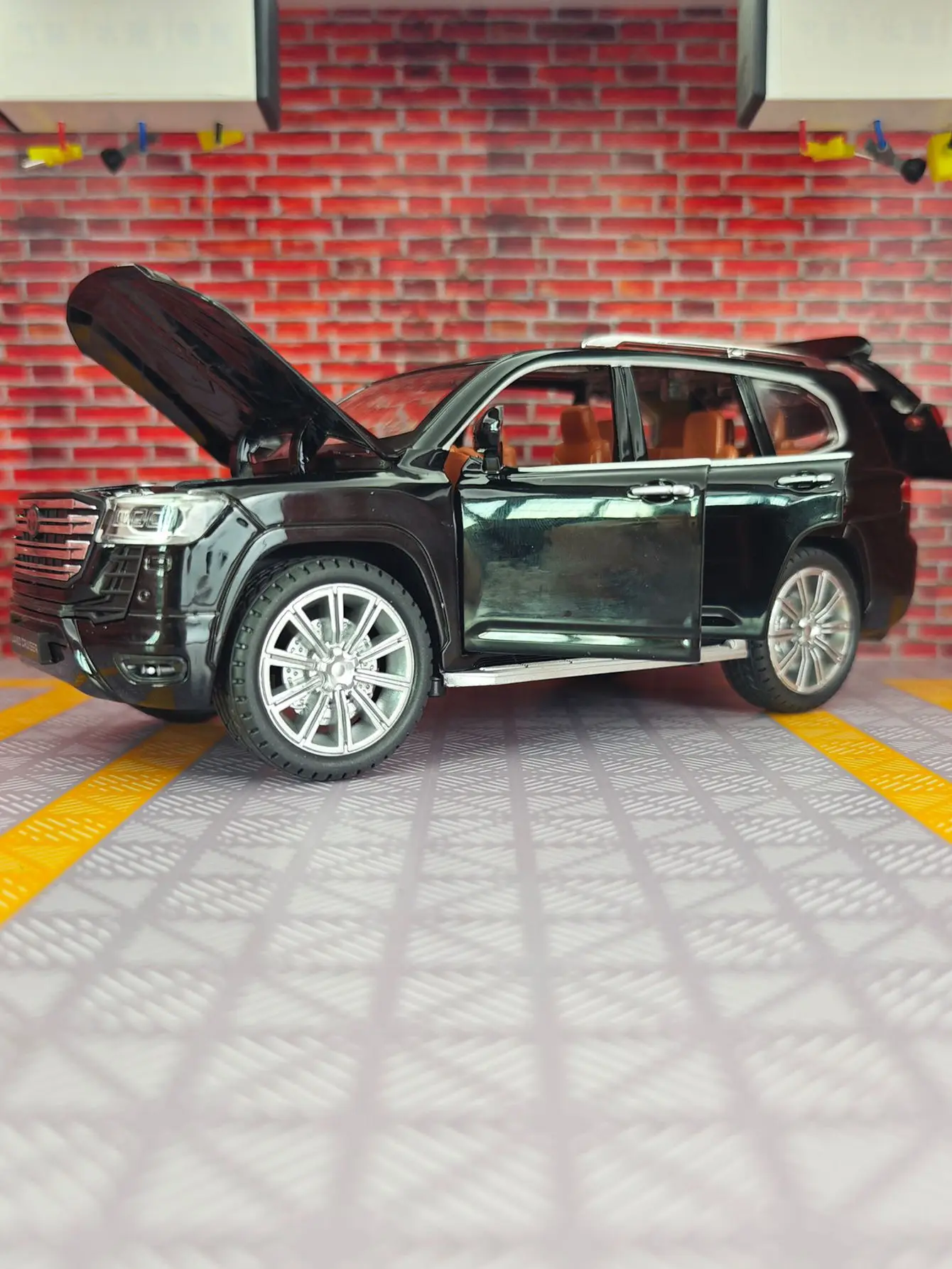 ของเล่นแบบดึงกลับ 1:24 พร้อมเสียงและแสง สามารถเปิดประตู ฝากระโปรง และฝากระโปรงท้ายได้ รถออฟโรด LC300 รุ่นอัลลอยด์ รายละเอียดมากมาย