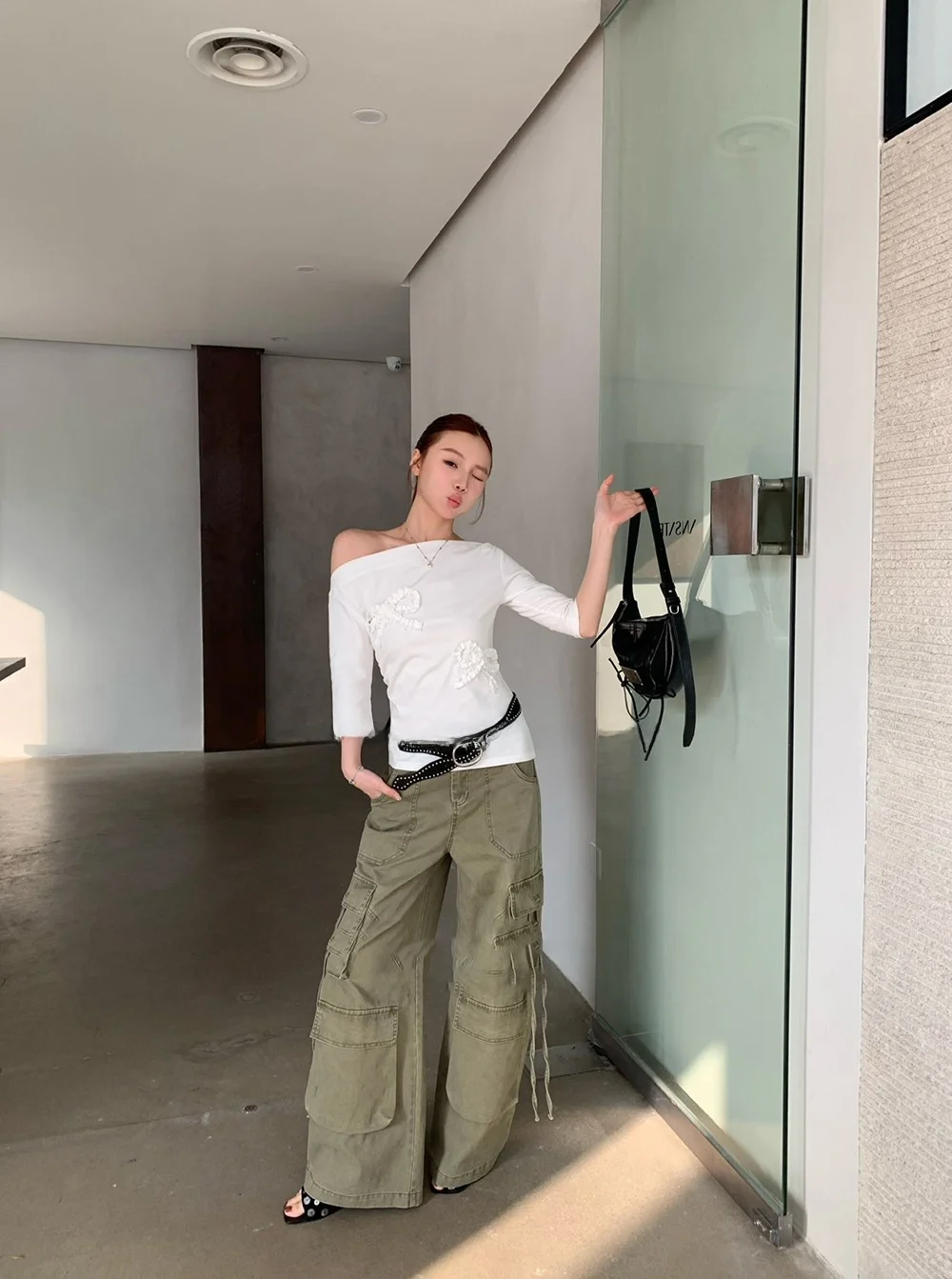 

Женская футболка Slim Fit с плиссированными деталями на плечах, длинным рукавом, весенний дизайн, модный короткий топ из смесового хлопка и полиэстера