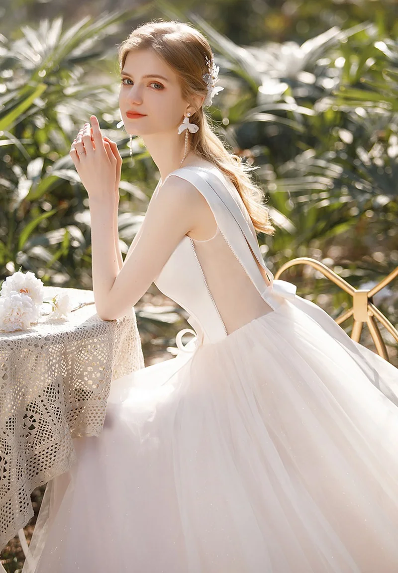 ภาษาฝรั่งเศส Simple Elegant V-Neck Tulle กวาดรถไฟ A-Line Backless Sheer งานแต่งงานชุดเจ้าสาวชุดราตรี