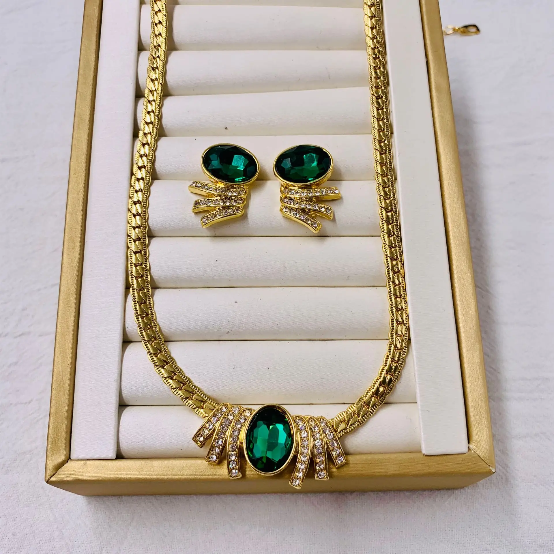 

European and American retro gemstone emerald set