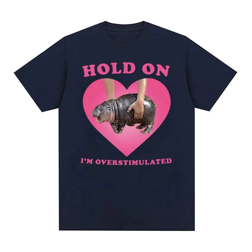 

Moo Deng Hold on I'm Overstimulated Pink Heart Baby Hippo Funny Meme T Shirt Men Women Vintage Harajuku Oversized Cotton T-shirt