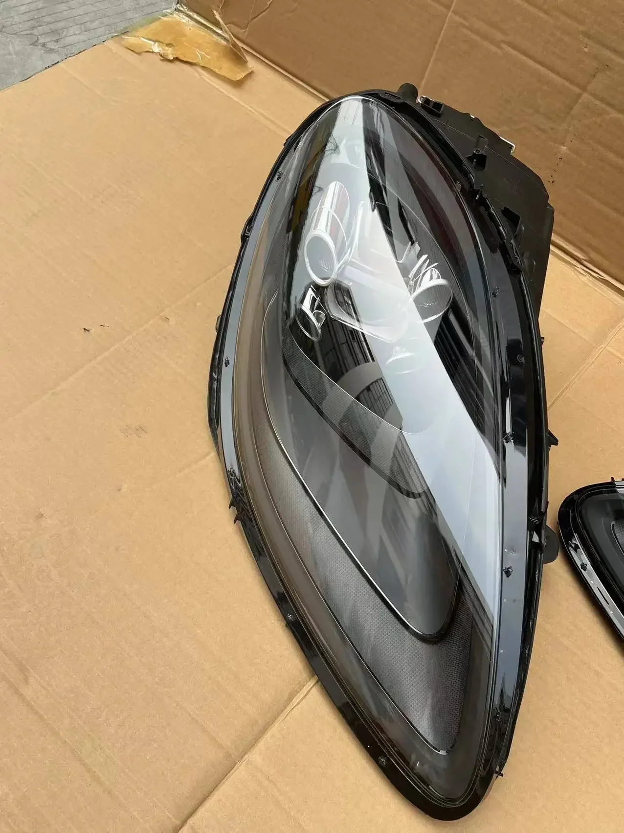 

The 2019 2020 H4 Led car headlight Bixenon 95b.2 is for the Porsche Macan headlight