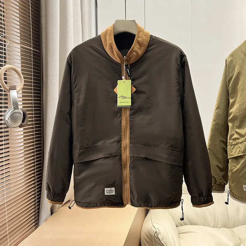 Für den Outdoor-Einsatz im Herbst und Winter ist dieser doppelseitige, warme, dicke, locker geschnittene Mantel mit Stehkragen sowohl für Männer als auch für Frauen geeignet. – Detail 9