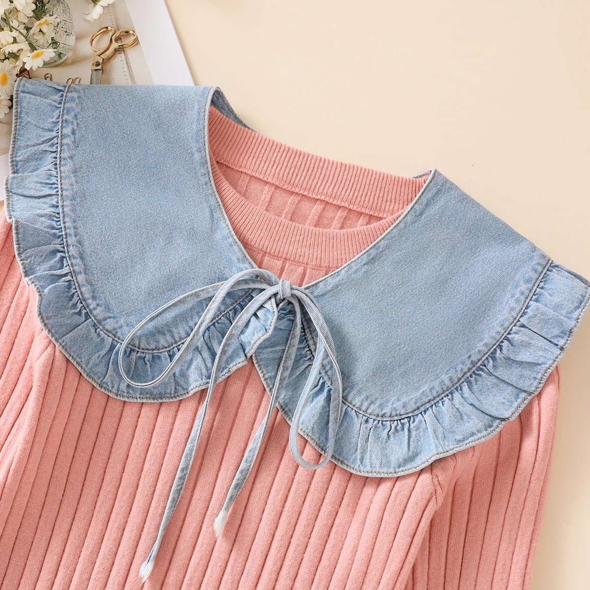 Schalkragen aus gewaschenem Denim für Damen mit plissierter Spitze und modischem Fake-Kragen – Detail 13