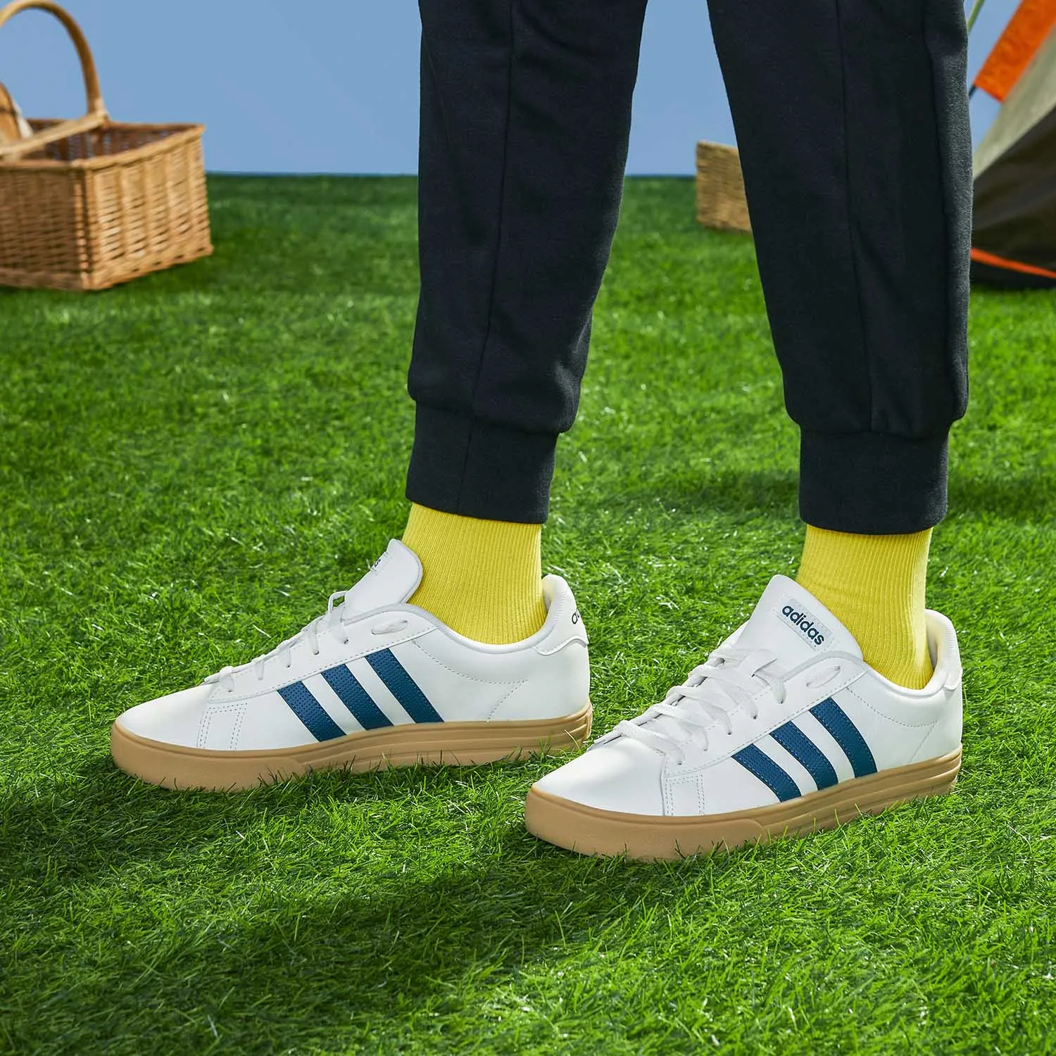 

adidas Genuine Seasonal Men's Low-Top Casual Sneakers EG4000