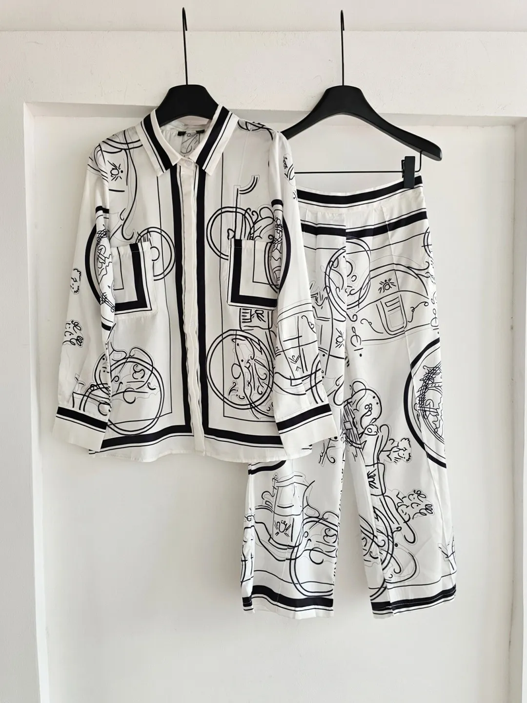 

Clothland Women Elegant Print White Suit Pocket Long Sleeve Shirt Wide Leg Trousers Fashion Two Piece Set TA764