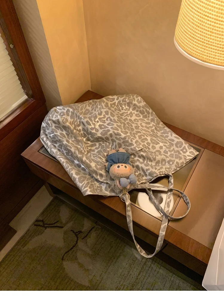 

Серебряная повседневная женская сумка на одно плечо с леопардовым принтом, новинка 2025 года, универсальная сумка через плечо большой вместимости