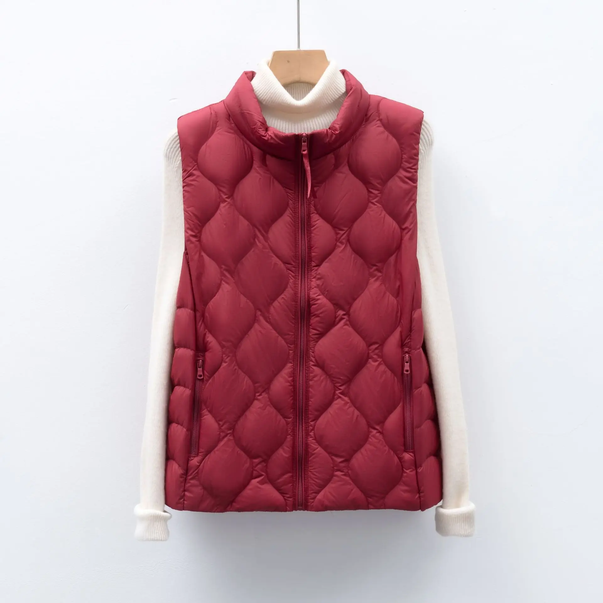 سترة ذات ياقة واقفة بتصميم مبطن مموج. مملوء بمعايير جديدة 90% للدفء الأنيق والخفيف الوزن.