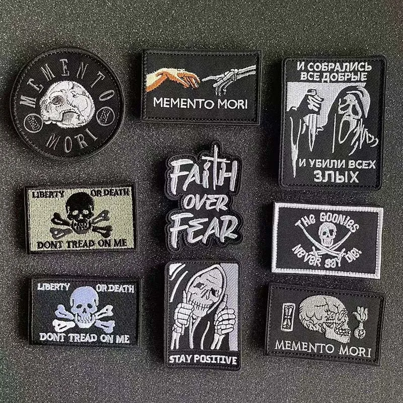 Inspirierendes Emblem, Memento Mori, Glaube über Angst, Bleib positiv, gib nie auf, gestickte Applikation, Moralabzeichen, taktische Patches – Detail 7