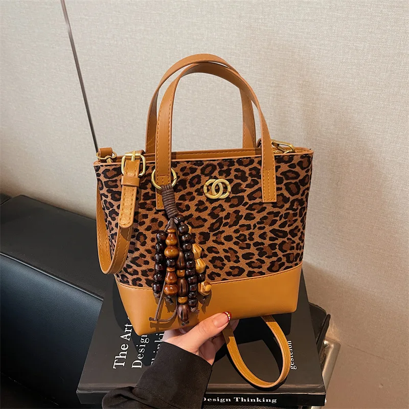 

New leopard print handbag women's bag velvet versatile crossbody bag contrasting color fashionable leopard print shoulder bag