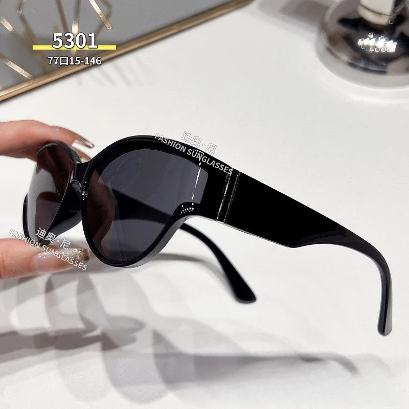 

​​2025 Curved HD Polarized Sunglasses, UV400 Luxury Lightweight Anti-Glare Driving Y2K TikTok Viral​​