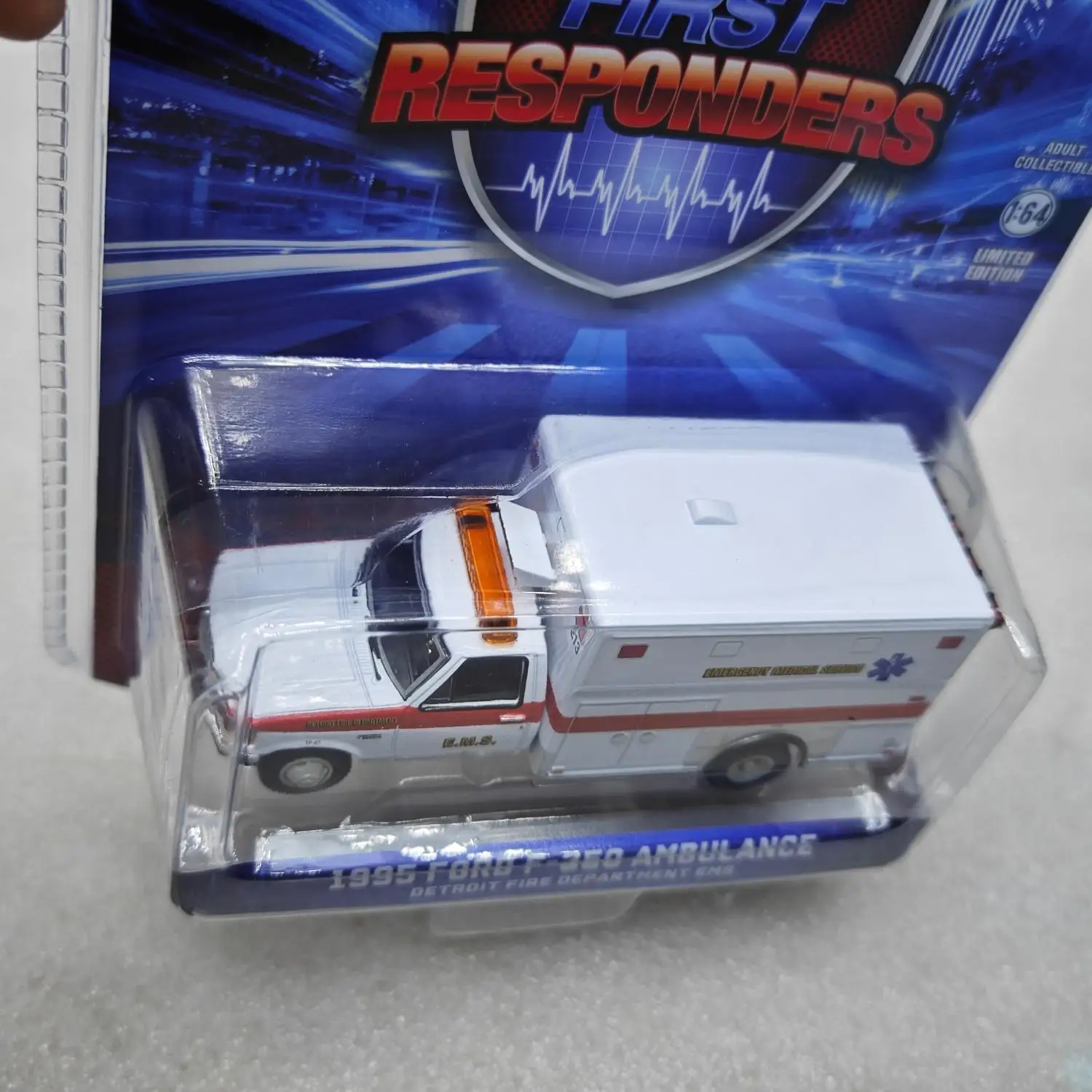 Green Light 1:64 EMTs – 1995 Ford F-350 Krankenwagen – Detroit Fire Department EMS