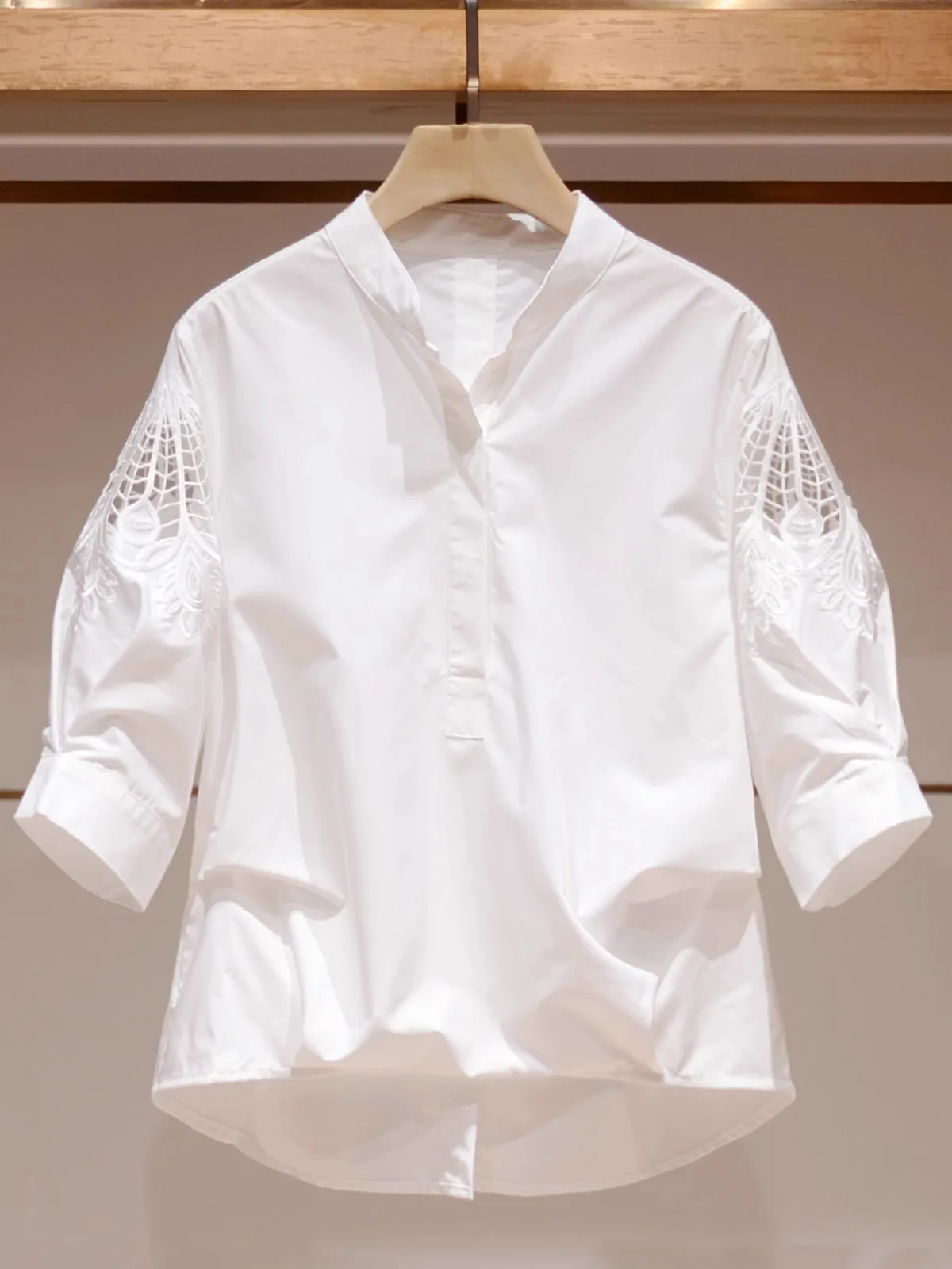 

A high-end shirt with a light mature style Summer 2025 new Model Puffed sleeves A white top with a cutout stand-up collar female